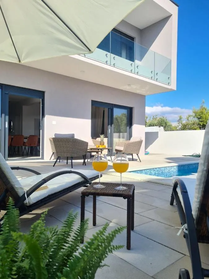 Villa Lang - A Beach House Privlaka
